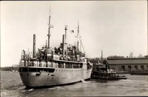 Ak Argentinisches Marineschulschiff Bahia Thetis, Andockschlepper