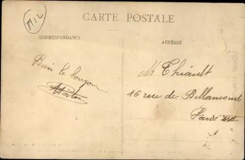 AK-Infanterie im Kampf, ein Peleton unter Artilleriefeuer bildet den Panzer