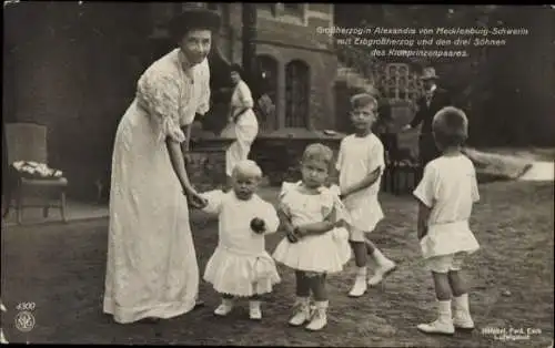 Ak Großherzogin Alexandra von Mecklenburg Schwerin mit Friedrich Franz, Söhne des Kronprinzen