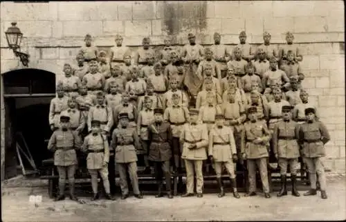 Foto Ak Französische Soldaten in Uniformen, Gruppenaufnahme