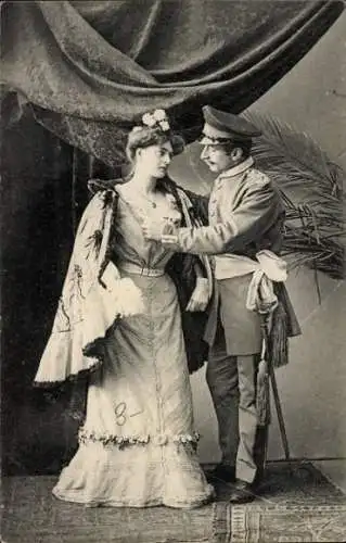 Ak Soldat in Uniform und Dame im eleganten Kleid
