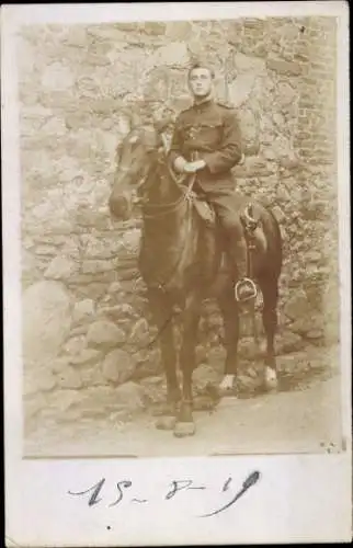 Foto Ak Soldat auf einem Pferd vor einer Mauer, 1919