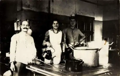 Foto Ak Köche in der Küche, Kochtöpfe