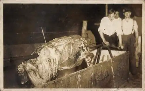 Foto Ak Ochsenbäckerei, Männer beim Grillen