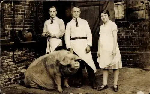 Foto Ak Metzger mit Schwein, Schlachter