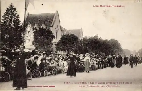 Ak Lourdes Hautes Pyrénées, Les Malades attendant le Passage de la Procession sur l'Esplanade