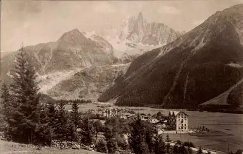 Ak Les Praz Chamonix Mont Blanc Haute Savoie, Panorama, l'Aiguille du Dru