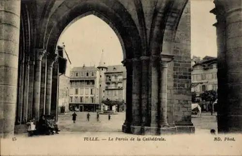 Ak Tulle Correze, Le Parvis de la Cathedrale