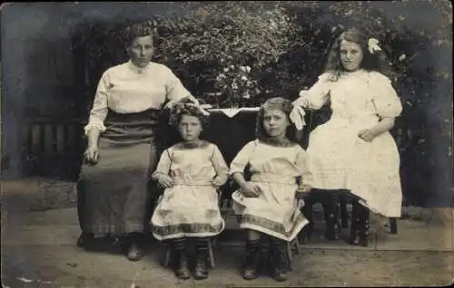 Foto Ak Hamburg, Frau mit drei Mädchen, Portrait