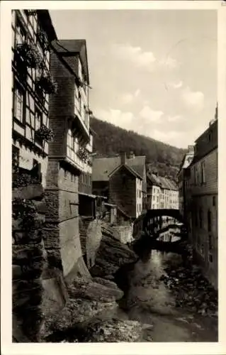 Ak Monschau Montjoie in der Eifel, Häuser an der Rur, Brücke