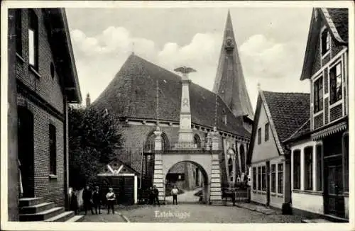 Ak Estebrügge Jork im Kreis Stade, Straßenpartie, Tor mit Kriegerdenkmal, Kirche