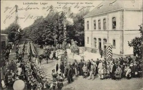 Ak Lockstedt in Holstein, Lockstedter Lager, Fahnenabbringen an der Wache, Kapelle