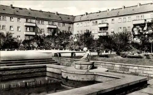 Ak Lauchhammer in der Niederlausitz, Neustadt, Am Kindergarten des VEB Braunkohlenkombinat