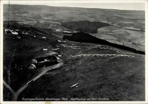 Ak Gersfeld in der Rhön Hessen, Wasserkuppe, Segelflugzeuge auf dem Startplatz, Fliegeraufnahme