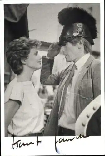 Ak Schauspieler Horst Janson und Uschi Glas, Szene Kleine Komödie am Max II Denkmal, Autogramm