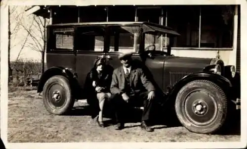 Foto Mann und Frau vor einem Automobil