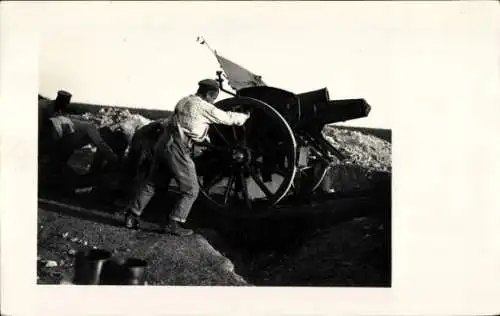 Foto Ak Saint Mihiel Meuse, Soldat mit Feldhaubitze, Flak, I WK