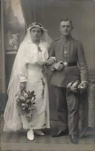 Foto Ak Gniezno Gnesen Posen, Soldat mit Braut, Hochzeit, Infanterie Regiment 49, EK II