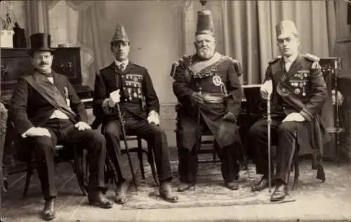 Foto Ak Spanien, Freumaurer in Uniformen, Orden