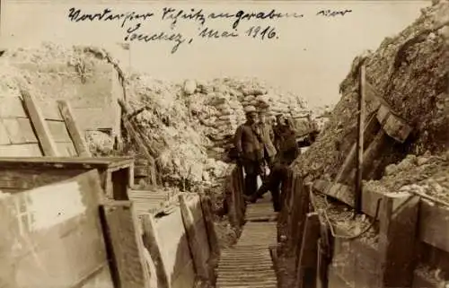 Foto Ak Deutsche Soldaten in Uniformen im Schützengraben, I WK