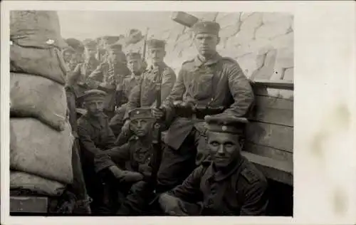 Foto Ak Deutsche Soldaten in Uniformen im Schützengraben, I WK