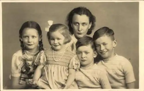 Foto Frau mit vier Kindern, Familienportrait