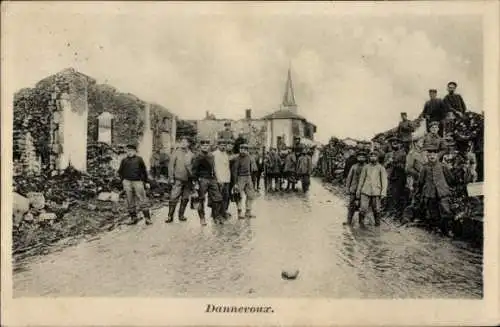 Ak Dannevoux Meuse, Deutsche Soldaten in Uniformen, Kriegszerstörungen, I WK