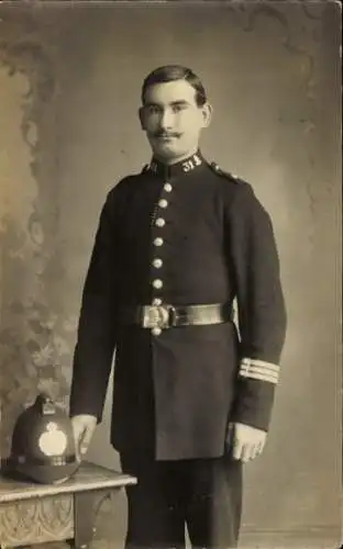 Foto Ak Britischer Polizist in Unniform, Nr. 31 auf dem Schulterkragen, Portrait