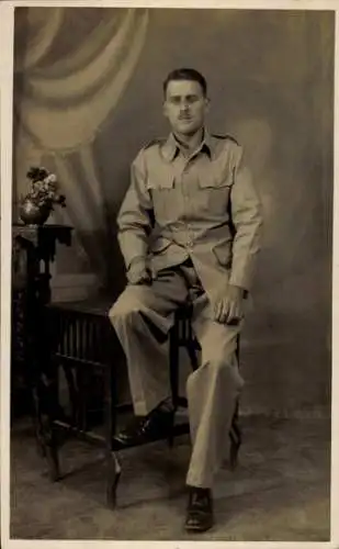 Foto Ak Indien, Britischer Soldat in Uniform, Portrait, 1942
