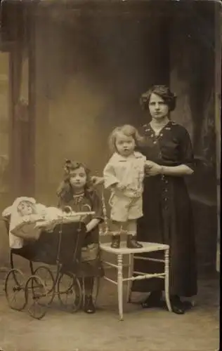 Foto Ak Hamburg, Mutter mit Kindern, Puppe im Puppenwagen, 1916