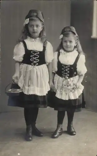 Foto Ak Zwei kleine Mädchen im Dirndl