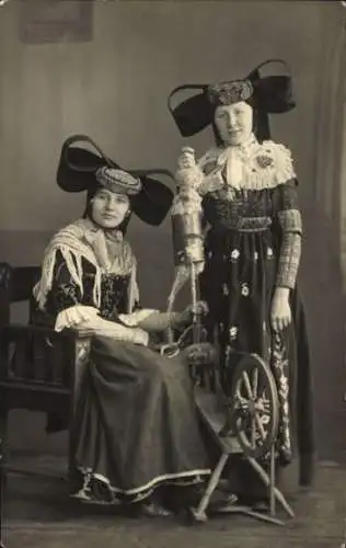 Foto Ak Zwei Frauen in Volkstrachten aus Schaumburg, Spinnrad