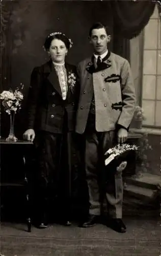 Foto Ak Bad Goisern am Hallstättersee Oberösterreich, Mann und Frau in Trachten, Portrait