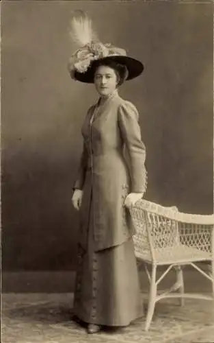 Foto Ak Elegante Dame mit Hut, Standportrait