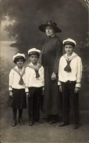 Foto Ak Frau mi drei Kindern, Matrosenanzüge, Portrait, 1924