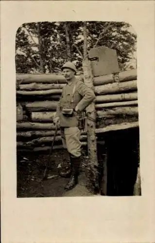 Foto Ak Französischer Soldat in Uniform, Grabenschild, Schützengraben, I WK