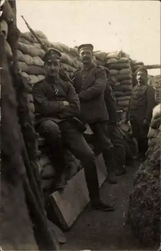 Foto Ak Deutsche Soldaten in Uniformen im Schützengraben, I WK