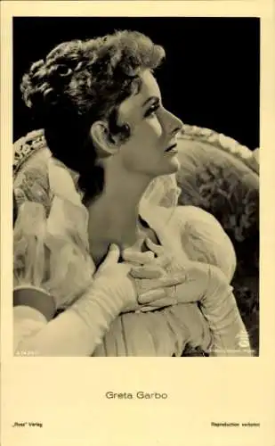 Ak Schauspielerin Greta Garbo, Portrait, Handschuhe