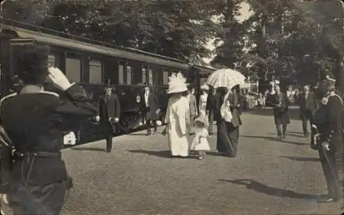 Foto Ak Apeldoorn Gelderland, Het Loo, Bahnhof, Empfang