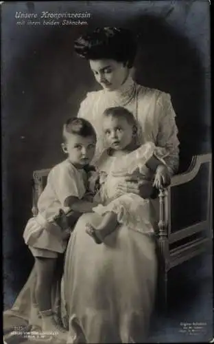 Ak Kronprinzessin Cecilie mit ihren beiden Söhnen, Portrait