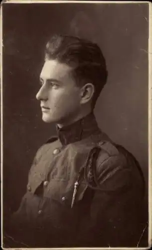 Foto Ak Französischer Soldat in Uniform, Schützenschnur, Portrait