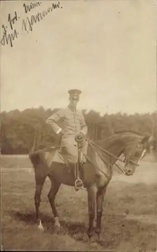 Foto Ak Deutscher Soldat in Uniform auf einem Pferd