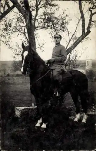 Foto Ak Deutscher Soldat in Uniform auf einem Pferd