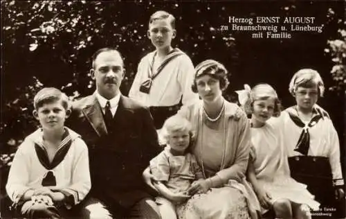 Ak Herzog Ernst August von Braunschweig mit Familie, Victoria Luise, Kinder