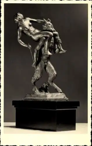 Foto Ak Plastik, Nymphe von Pan entführt