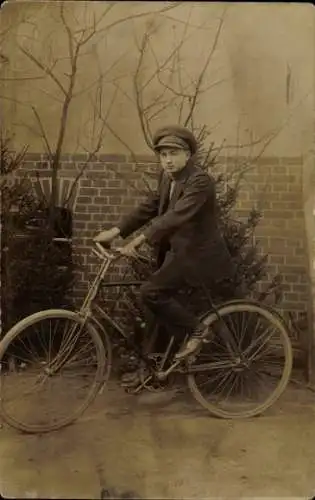 Foto Ak Radfahrer, Fahrrad, Junger Mann