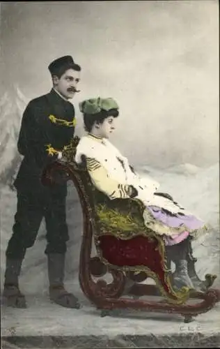 Ak Liebespaar, Schlittenfahrt, Schnee