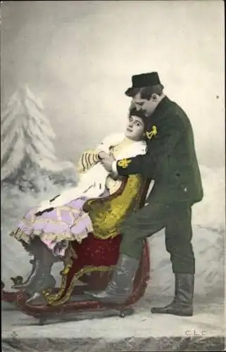 Ak Liebespaar, Schlittenfahrt, Schnee