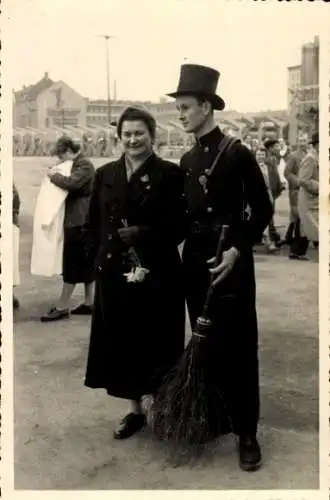 Foto Ak Schornsteinfeger mit Frau, 1956