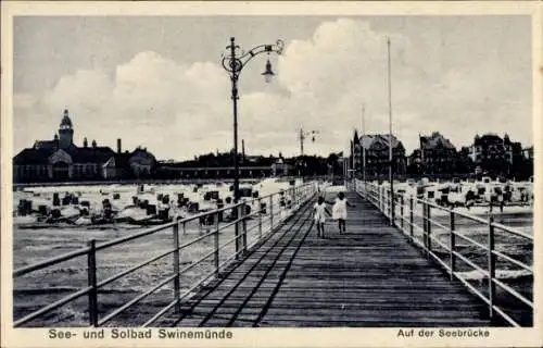 Ak Świnoujście Swinemünde Pommern, Seebrücke zum Strand